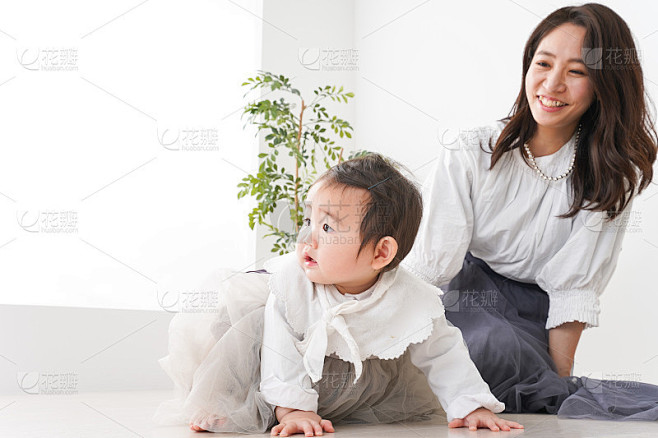 宝宝在家里和妈妈玩