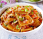 美食频道：【私房浇汁豆腐】1、豆腐煎两面金黄，香菇泡软和火腿，洋葱，青椒，胡萝卜切丁。2、锅留底油，一勺番茄酱一勺蚝油混合炒下，放洋葱香菇火腿胡萝卜丁炒散。 3、兑水放盐、黑胡椒煮开，放豆腐，大火煮开小火焖到豆腐入味。4、豆腐盛出，剩余汤汁勾芡，放青椒炒断生，鸡精香油提香，浇豆腐上。