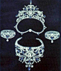 这是1901年威廉明娜女王和梅克伦堡的海因里希王子结婚时，荷兰人民赠送的礼物，这整套首饰中，项链做得和王冠一模一样，手镯也非常相似。威廉明娜女王并不经常佩戴它，她只在登基50年的庆典上使用过，因为太多钻石和蓝宝石的缘故，王冠太沉重了。1962年威廉明娜女王去世后，这套珠宝被朱丽安娜女王的丈夫伯恩哈德亲王拆开，分成四套首饰，分别给了他们的四个女儿，也是威廉明娜女王的孙女@北坤人素材
