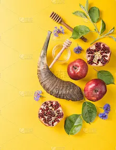 犹太新年的概念。传统符号:蜂蜜罐，新鲜的苹果，石榴和羊角在黄色的背景。为文本复制空间。从上面的观点