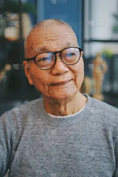 亚洲退休老人在咖啡馆