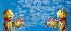 亚洲寺庙金龙雕像，蓝天上祈福吉祥