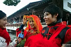 在阿汤哥2006年主演的《谍中谍3》片中，古镇的烟雨长廊、送子来凤桥等景点，随着...