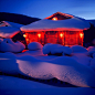 雪乡，到处都被雪覆盖着，红红的灯笼在夜晚给这里增加无限温暖