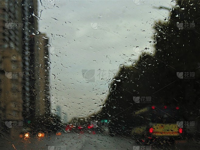多雨的城市街道。下雨天透过窗户的景色。