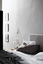 卧室利用深浅变化的灰色调营造出静谧安宁的睡眠环境。