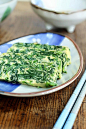 【菠菜酪】漂漂亮亮吃蔬菜

         说起菠菜就会想到动画片中那个爱吃菠菜的大力水手。菠菜有补铁、补血之功效，而且含有多种维生素，草酸、苹果酸、柠檬酸等有机酸的含量比其它的蔬菜明显丰富。据说，二十世纪三四十年代的美国小朋友普遍缺铁，所以动画公司才会设计这样一部动画片，播出后效果奇好！       这款小菜，香嫩可口，蛋奶香气中夹杂着菠菜的清香，爽口极了。        原料：菠菜约300克、鸡蛋两个、牛奶少许、淀粉水、盐。     【做法】     1.菠菜择掉老叶......