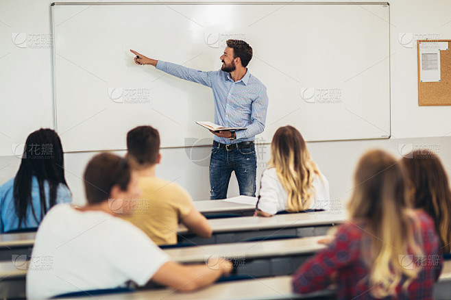 年轻的学生在课堂上听教授讲课