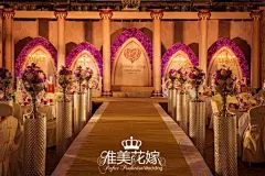 【烟台唯美花嫁】爱情的信仰,教堂元素婚礼 ,一切美得恰到好处. By 烟台唯美花嫁 : 无论信仰与否，爱情发生时，不可言说的纯粹，像一道金色的光。大方典雅的金色教堂主题婚礼，庄重凸显华丽的感觉。这次为了突出优雅教堂的特点我们舍弃了以往金色的搭配色系，选择加上紫色的纹理和花艺来装饰我们的背景，再结合柔美的灯光还原新娘心中向往的那篇神圣庄重典雅温馨。这一天，新人相互起誓，一生不离不弃、相守相依。