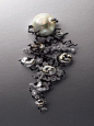 2011年国际珠宝设计获奖作品欣赏
奖项：卓越设计奖 
设计师：陈亦中(香港)
作品名称：云挂月
作品简介：设计师采用自然云状的珍珠，表现出不同形态的浮云意象。 #采集大赛# #奢品# #珠宝#