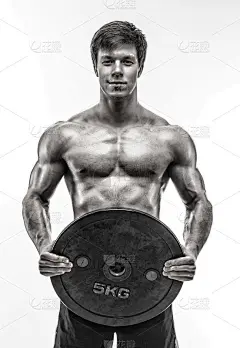 黑白照片的赤膊男性。