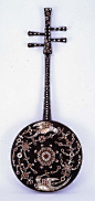 正倉院宝物  螺鈿紫檀阮咸」（背面）　  奈良時代（8世紀）