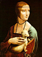 [抱银鼠的女子] （La Dama Con L'ermellino）达芬奇绘。这名美丽端庄的女子是米兰公爵卢多维克（Ludovico Sforza）曾经最为宠爱的情妇。她怀中的银鼠是高贵的象征，在希腊语中的发音“galee”与她的名字加勒兰妮（Cecilia Gallerani）相似。达芬奇运用明暗法描绘出女子柔美的面庞和宁静的神态。