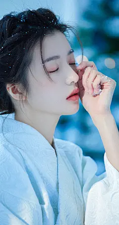 凉飚轻散余霞绮。疏星冷浸明河水。欹枕画檐风。秋生草际蛩。-花瓣网