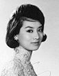 香港著名影星、“一代玉女”尤敏1936年8月19日生于香港，曾在澳门圣心中学读书。她出身戏曲之家，父亲是当时著名的粤剧名伶白玉堂。上个世纪五六十年代名噪一时，对于中国影坛的贡献值得人们永远怀念。