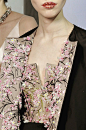 Christian Dior迪奥高级时装的S / S 2013西装领口设计 网纱  立体花朵