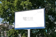 俄罗斯，哈巴罗夫斯克，2020年7月14日:夏季，树木背景下的空横幅