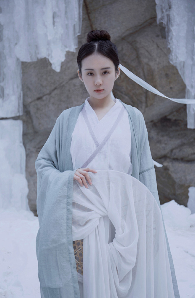雪山之上银装素裹白衣美人郑合惠子仙气缥缈古装写真