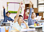 课堂上举手回答问题的小学生亚洲小学学生上课举手