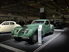 [经典布加迪T57/T57C亮相德国Essen展] 日前，布加迪携1937 T57 Ventoux以及1939 T57C Atalante两部经典老爷车亮相第25届Techno Classica Essen世界经典老爷汽车、摩托车及零部件展览。这两部经典车从加州Oxnard的Mullin汽车博物馆远道而来。1934年，布加迪推出的Type57亮相巴黎车展，它深受Ettore Bugatti之子Jean的设计影响。1937 T57 Ventoux曾总共制造150台，此次展出车辆......