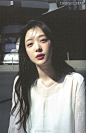 组图：崔雪莉森系写真曝光 清纯恬静被赞“氧气少女” : 新浪娱乐讯 12月21日，崔雪莉一组写真曝光。照片中崔雪莉身穿森林系纯色服饰，头发或随意披散或扎着丸子头。