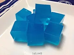 【蓝色辉光寒天果冻配方】①200cc水中加入薄荷叶和柠檬直到香气沁出（约两个小时）；②加入4克寒天果冻粉到200cc水里煮到溶化；③余热去除后加入100cc蓝色柑橘酒和50cc荔枝糖浆再冷藏就完成了...【不仅香甜而且一块就能让你透心凉(,,&gt;﹃&lt;,,)