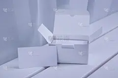 年轻女子手举白色名片。商务卡。