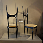 分享一百把好看的中古椅子18Pozzi E Verga : ⚫ Elegant Pair Of Chairs Pozzi E Verga   意大利 ca 1950 - Pozzi e Verga 这是一对优雅的椅子，椅子的前腿和靠背的特殊造型，带着中世纪的调