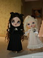 blythe超话
白玫瑰与黑玫瑰
某人给我返图取名(黑白无常)
肉肉:丸子姐姐 我想去厕所 可我害怕
丸子:别怕 我给你开灯 呀 灯怎么灭了？ 没事我给你点蜡烛️ 牵着你的手！
ps:蜡烛是真的 点燃的时候吓了我一声冷汗！还好拍的快哈哈哈
@九姑娘isme ...展开全文c