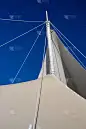 那座白色的凉亭映衬着蓝天