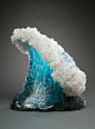 夫妻档艺术家 Paul DeSomma 和 Marsha Blaker 的玻璃雕塑作品，晶莹剔透并充满动感的海浪～