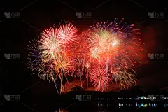 烟花照亮了天空。