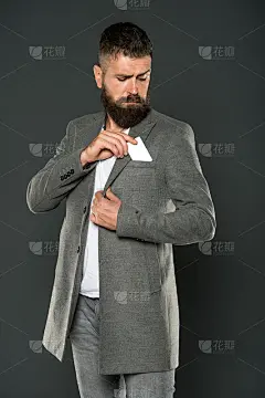 有信用卡的商人。留着时髦胡子的野蛮男人。西装革履的自信商人。商务时尚和着装要求。美髯公。男性正式的时