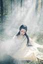 【搜神记·木生毕方】
  有鸟焉，其状如鹤，
  一足，赤文青质而白喙，名曰毕方。

  出镜/司南是南叔 
  摄影/姬小妖
  汉服摄影/古风写真