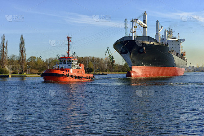 波兰格但斯克港的一艘货船