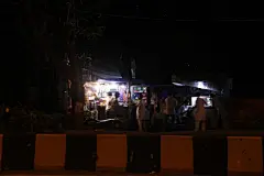 车开着开着，司机突然靠边停车，跟我说&quot;one minute&quot;，然后跑到对面小卖部买东西，应该是买那个提神的玩意…,Lorenz86