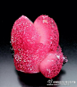 #锦恒岩矿课堂#菱锰矿属碳酸盐类，晶体形态完好时呈菱面体、偏三角面体，有的晶体呈扁平片状，更有些晶体弯曲成鞍形，具完全的菱面体解理；集合体形态，具块状、肾状、鲕状等外形。硬度3.5～4.5，比重3.6～3.7，玻璃光泽。菱锰矿晶体多数情况下呈淡玫瑰色或淡紫红色-红色，致密块状体呈白、黄、灰白、...展开全文c