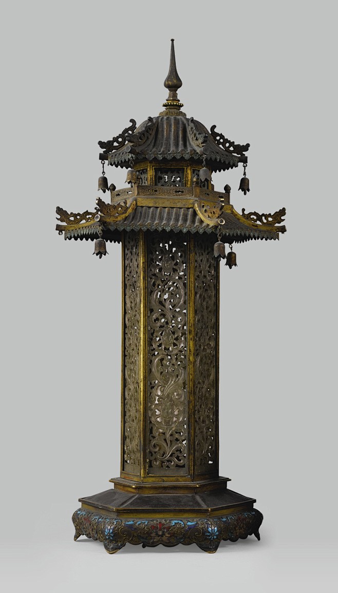 清及更晚 铜錾胎珐琅镶硬石透雕缠枝番莲纹...