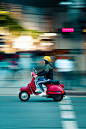 免费 男子骑红色摩托车的照片 素材图片