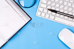 办公室黑色书桌桌子与白色电脑，名片空白，