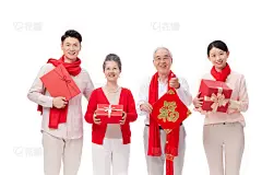 人物系列写实一家人在春节期间拿着礼物和春联向别人拜年
