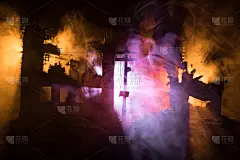 以城市中心区为背景的灾难电影海报概念。夜景。被战争摧毁的城市。