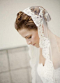 婚礼装束，头纱的魔力不可否认 - 蕾丝边边的头纱 。 #优雅# #时尚# #礼服#