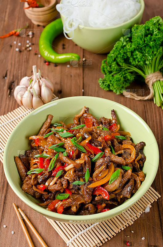 炒猪肉、甜椒、洋葱和大蒜