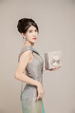 礼盒银色晚礼服名媛女性人物摄影图