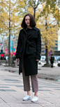 11月25日街拍更新，@叶老本 黑大衣的设计感。