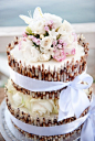 清新甜美的浅色调婚礼蛋糕，可爱的蝴蝶结增添浪漫唯美。