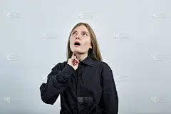 震惊迷人的女人测量脉搏与手指，保持张嘴