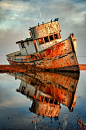 eye0fbeholder:

Reflections of an old boat
