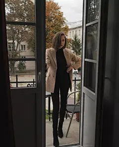 秋冬不露肉，怎么穿才不土？ : 大家中午好，一到冬天，中国妹子与时尚最大的鸿沟想必就在于——别人可以光腿穿冬装，但我们不行。